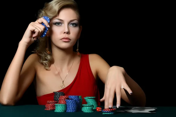 La hermosa mujer con fichas de casino — Foto de Stock