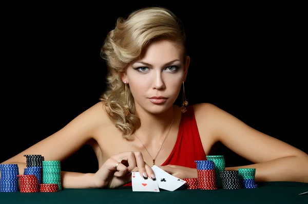 La belle femme avec des jetons de casino — Photo
