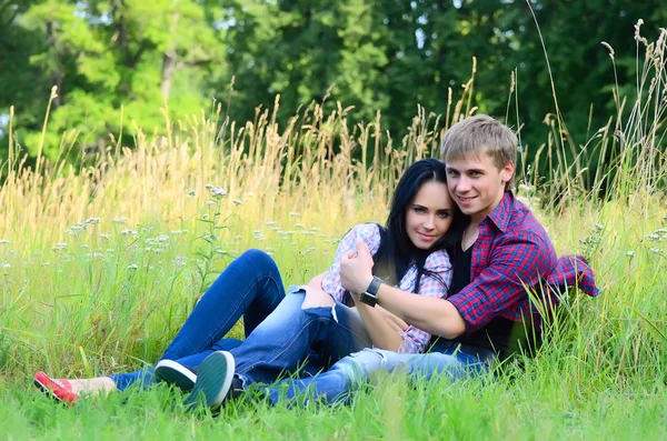 Enamorado jovem par sobre a natureza — Fotografia de Stock