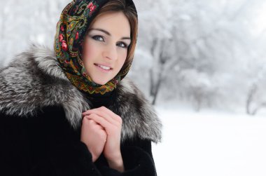 Kışın güzel kadın esmer