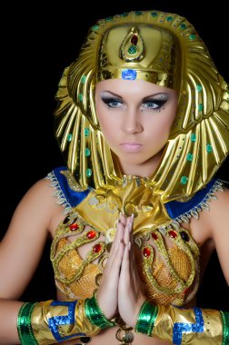 Kız-dancer kostümlü Firavun