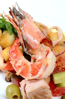 bir mürekkep balığı, ton balığı filetosu, midye et ile deniz ürünleri salatası