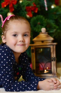 küçük kız, Noel kürk-ağaç