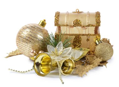 Noel ağacını süsler