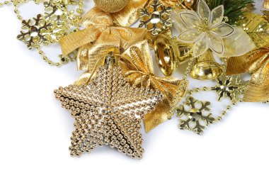 Noel ağacını süsler