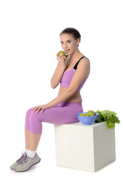 La belle fille avec salade fraîche — Photo