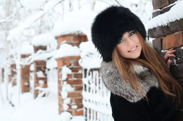 De mooie vrouw brunette in de winter — Stockfoto