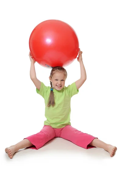 Liten flicka med en gymnastik boll — Stockfoto