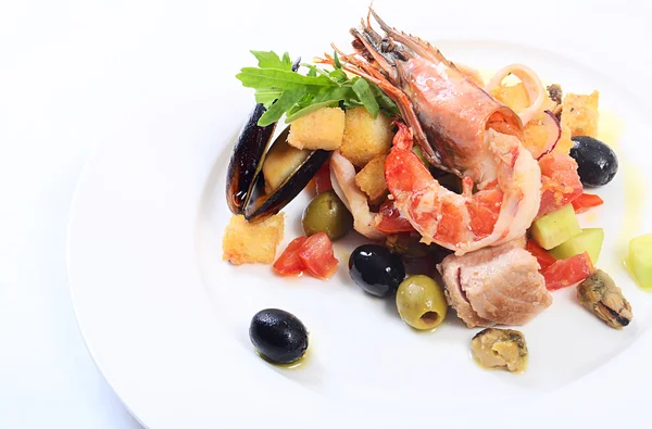 Салат з морепродуктами з кальмарами, філе тунця, м'ясом мідій — стокове фото
