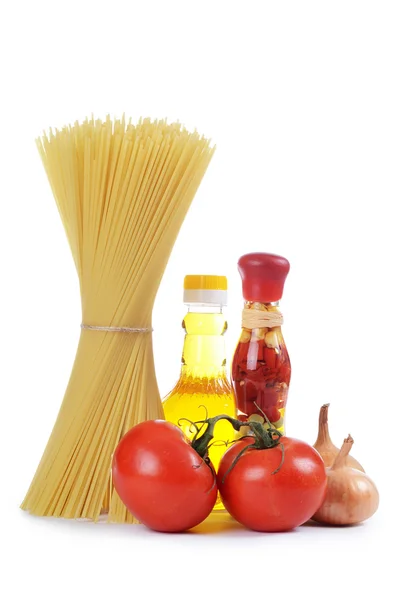 Pasta med en olivolja och tomater isolerade — Stockfoto