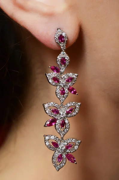 女性的耳朵，在珠宝耳环 — 图库照片