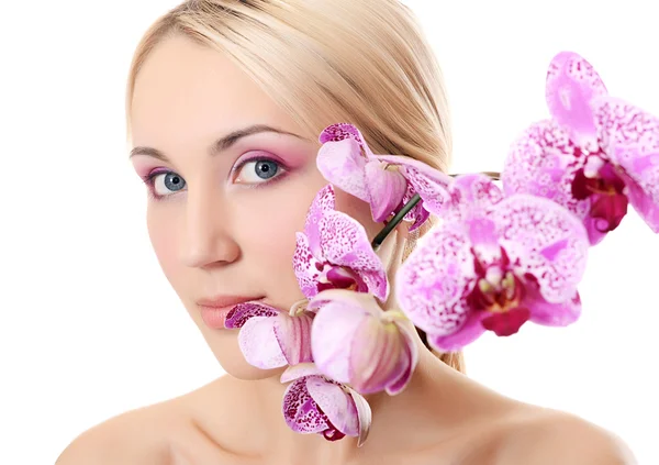 A gyönyörű fiatal nő, orchidea virágok — Stock Fotó