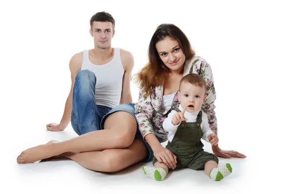Porträt einer jungen glücklichen Familie mit dem Kind — Stockfoto