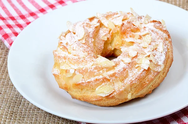 Eclair mit Sahne auf einem Teller — Stockfoto