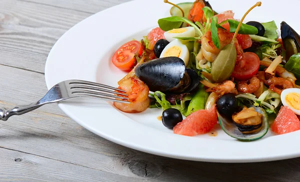 Salad with seafood with a squid, a tuna fillet, meat of mussels — Stock Photo, Image