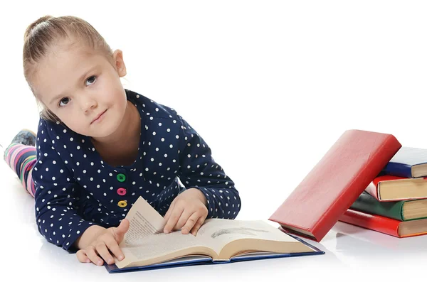 Mädchen lesen Buch — Stockfoto