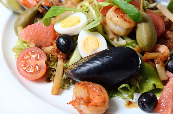 Salad with seafood with a squid, a tuna fillet, meat of mussels — Stock Photo, Image