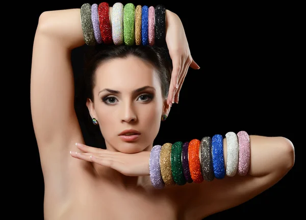 De mooie vrouw in multi gekleurde armband — Stockfoto