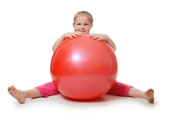 Bir jimnastik topu ile küçük kız — Stok fotoğraf