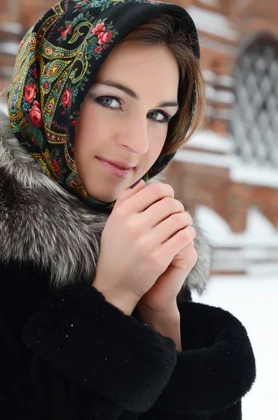 Η όμορφη γυναίκα μελαχρινή για το χειμώνα — Φωτογραφία Αρχείου