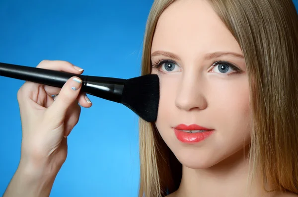 Das schöne Mädchen mit Pinsel Make-up — Stockfoto