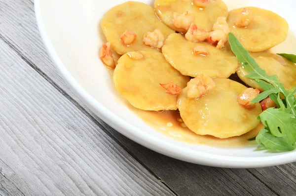 Hausravioli die gefüllten Filets Dorado mit Soße aus Garnelen — Stockfoto