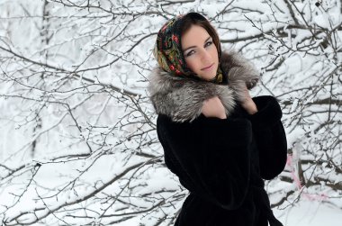 Kışın güzel kadın esmer