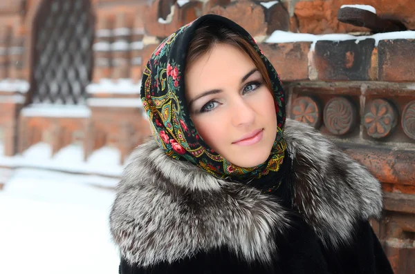 De mooie vrouw brunette in de winter — Stockfoto