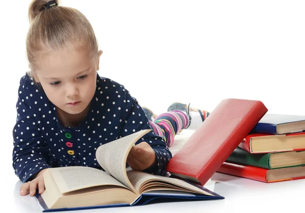 Flickor läser bok isolerad på vit — Stockfoto