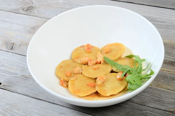Los ravioles de casa los filetes rellenos dorado con la salsa de los langostinos —  Fotos de Stock