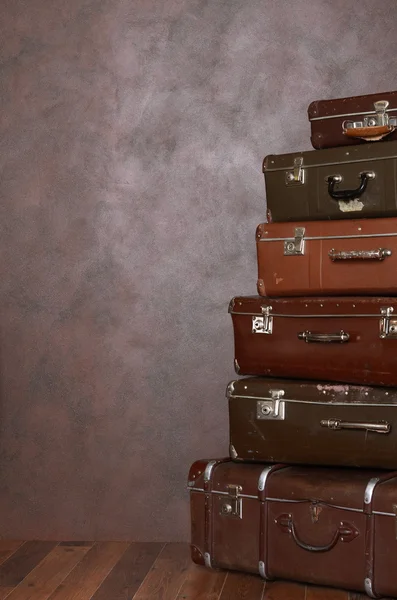壁に古いレトロなスーツケース — ストック写真