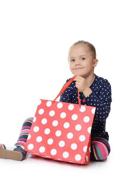 Kleines Mädchen mit einem Paket isoliert — Stockfoto