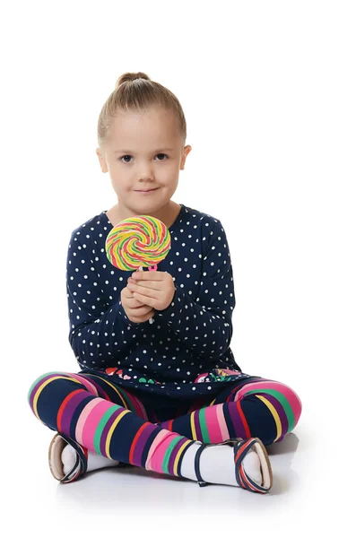 La petite fille à la sucette isolée sur fond blanc — Photo