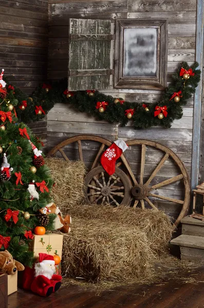 Árbol de piel de Navidad en un interior rural —  Fotos de Stock