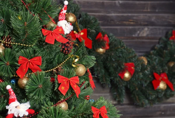 Päls-julgran i en lantlig inredning — Stockfoto