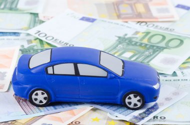 arka plan olarak euro banknot oyuncak araba