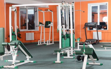 Eğitim aparatı ile spor salonu