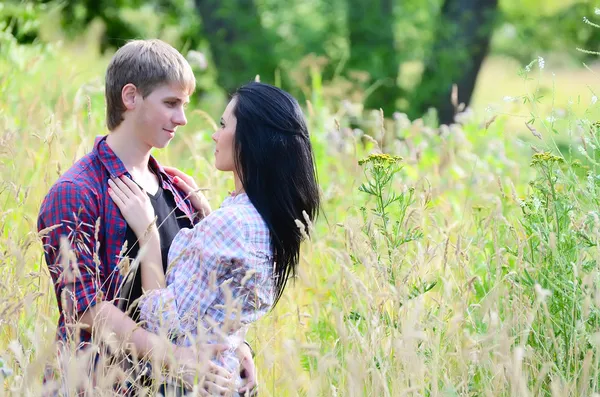 Énamouré jeune couple sur la nature — 图库照片