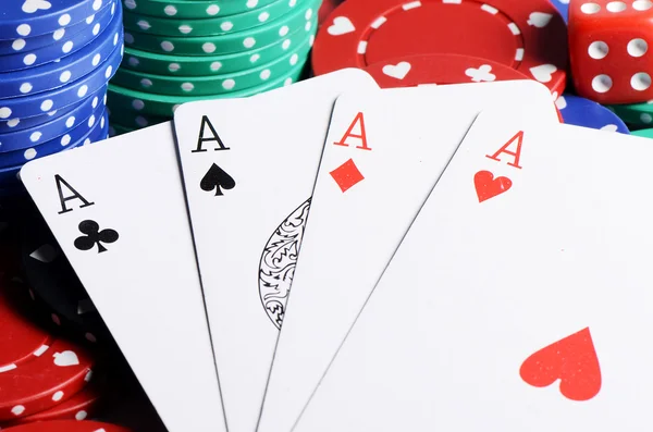Vier ases en casino chips — Stockfoto
