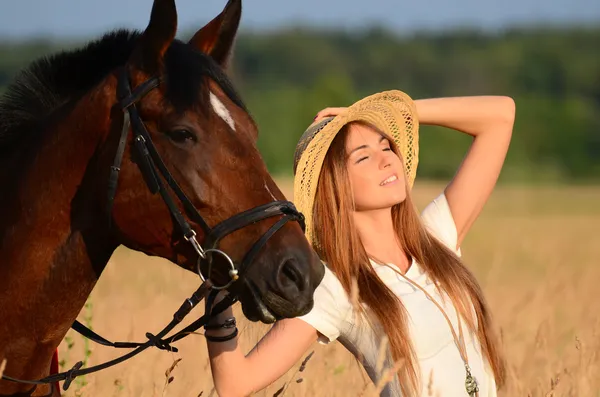 A mulher em um cavalo no campo — Fotografia de Stock
