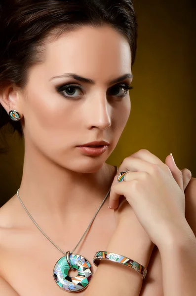 The beautiful woman with expensive jewelry — Stock Photo, Image