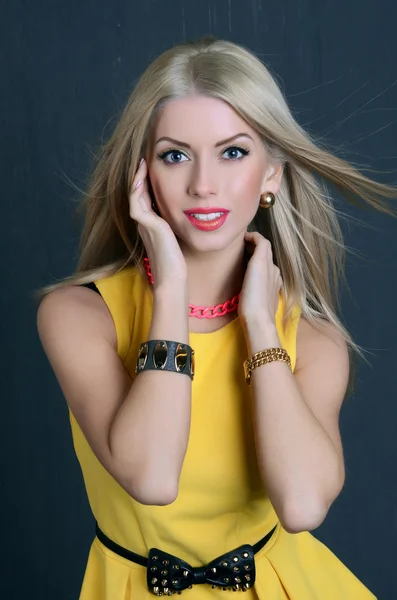 Mooie sensuele vrouw in gele jurk — Stockfoto