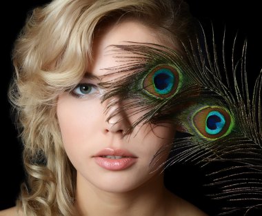 Tavus kuşu tüyleri olan kadın