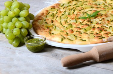 Elmalı üzüm ve pesto sos ile