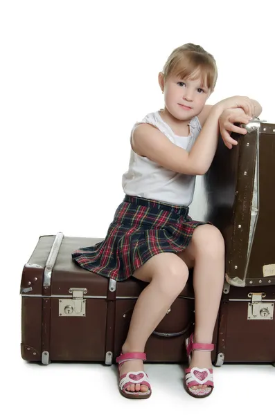 Menina em malas velhas — Fotografia de Stock