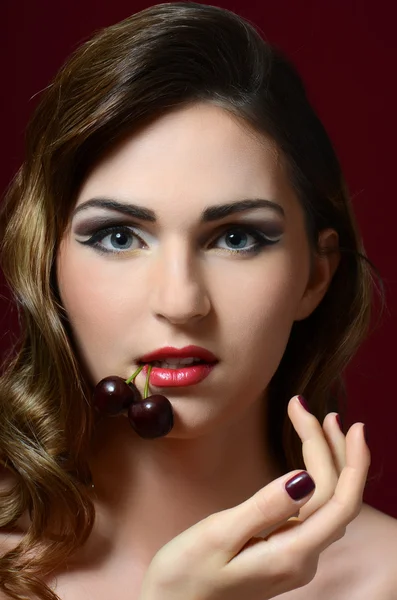 Woman with sweet cherry — Stock Photo, Image