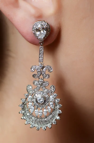 Orelha feminina em brincos de jóias — Fotografia de Stock