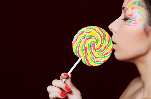 Chica con un caramelo de azúcar — Foto de Stock