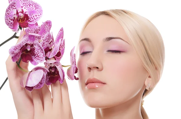 Mujer con flores de orquídea — Foto de Stock