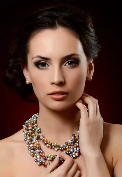 Mujer en collar de perlas — Foto de Stock